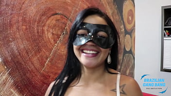 Gostosa faz uma festinha no motel com amigos. Completo no Xvideos Red