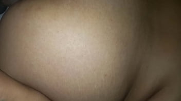 Mi gordita se viene dandole anal