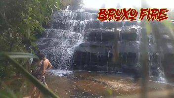 Flagrante de Bruxo Fire e BombomD4 na cachoeira veja completo no Xvideos RED