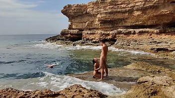 Buceadoras nos miran follar en la playa