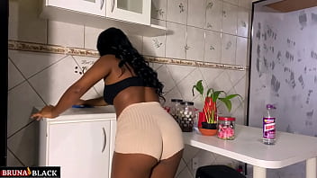 Sexo gostoso com a dona de casa gr&aacutevida na cozinha, enquanto ela cuida da limpeza. Completo Sheer.com/brunablack)