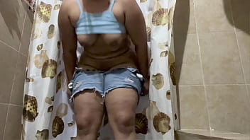 Camara oculta en el ba&ntildeo de mi madrastra BBW culona