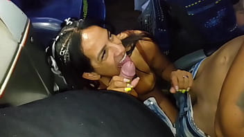 A safada da Kel fez a festa no &ocircnibus de viagem, chupou geral e ainda fodeu com um deles! Parte 2