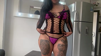 CHICA CALIENTE SE PONE LENCERIA CACHONDA MIENTRAS SE TOCA (BIG ASS, BIG TITS, TATTOOS, WHORE)